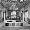 Interieur, hal op verdieping met glas in loodraam (Sint Hubertus) - Molenhoek - 20002578 - RCE -  Jachtslot Mookerheide: Interieur, hal op verdieping met glas in loodraam (Sint Hubertus) 