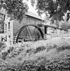 Overzicht oostgevel watermolen met waterrad en bovenzijde aangedreven ijzeren watergang - Middelaar - 20348823 - RCE -  Watermolen De Bovenste Plasmolen: Overzicht oostgevel watermolen met waterrad en bovenzijde aangedreven ijzeren watergang 