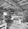 Interieur, begane grond, overzicht molenhuis - Middelaar - 20348825 - RCE -  Watermolen De Bovenste Plasmolen: Interieur, begane grond, overzicht molenhuis (opmerking: geen idee hoe de twee houten tonnen genoemd worden...) 