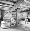 Interieur, begane grond, overzicht molenhuis - Middelaar - 20348826 - RCE -  Watermolen De Bovenste Plasmolen: Interieur, begane grond, overzicht molenhuis (opmerking: geen idee hoe de twee houten tonnen genoemd worden...) 