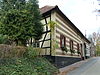 Hoeve van baksteen met speklagen