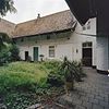 Binnenplaats met gevel van het woonhuis - Bingelrade - 20331125 - RCE -  Hoeve: Binnenplaats met gevel van het woonhuis 