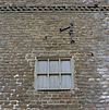 Stalgebouw ,detail van de gevel straatzijde, raam en jaartalanker - Bingelrade - 20331122 - RCE -  Hoeve/ Stal: Stalgebouw ,detail van de gevel straatzijde, raam en jaartalanker 