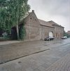Overzicht voorgevel, bestaande uit stalgebouw, poort en woonhuis en jaartalankers - Bingelrade - 20331114 - RCE -  Hoeve/ Jaartalankers: Overzicht voorgevel, bestaande uit stalgebouw, poort en woonhuis en jaartalankers 