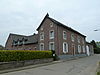 Hoeve van baksteen om gesloten binnenplaats, hoger woonhuis: grotendeels uit 1828