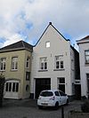 Huis met gewijzigde en gepleisterde puntgevel