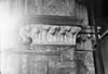 Kapiteel onder scheiboog west portaal, boven noord-zijde - Roermond - 20189315 - RCE -  Munster Kerk Of Onze Lieve Vrouwe Kerk: kapiteel onder scheiboog west portaal, boven noord-zijde 