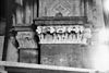 Kapiteel onder scheiboog west portaal, boven zuid-zijde - Roermond - 20189316 - RCE -  Munster Kerk Of Onze Lieve Vrouwe Kerk: kapiteel onder scheiboog west portaal, boven zuid-zijde 