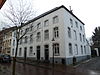 Monumentaal gebouw van baksteen met twee verdiepingen