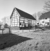 Overzicht schuur met gedeelte van de voorgevel van het woonhuis op de achtergrond - Cottessen - 20329929 - RCE -  Vakwerkbouw/ Schuur: Overzicht schuur met gedeelte van de voorgevel van het woonhuis op de achtergrond 