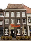 Huis met ankerjaartal 1611. Zadeldak evenwijdig aan de straat