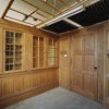 Interieur, linker voorkamer, overzicht kastenwand
