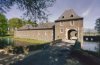 Overzicht van het poortpaviljoen met de toegangsbrug, links de buitengevel van de bebouwing van de voorburcht