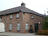Hoeve van baksteen, gelegen aan een binnenplaats. Witgeverfd. Een geheel vormend met nr 102 en 104