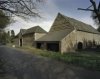 Overzicht van de bijgebouwen: het poortgebouw met de toegangspoort met aan weerszijden een bouwhuis