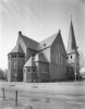 Overzicht noordoostgevel, kerktoren en omgeving