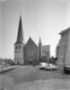 Overzicht westgevel met toren en omgeving