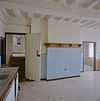 Interieur, vertrek met keukenblok en deur met trappetje naar opkamer - Stramproy - 20350944 - RCE -  Boerderijen/ Brouwerij: Interieur, vertrek met keukenblok en deur met trappetje naar opkamer (opmerking: geen idee welk vertrek dit is...) 