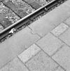 Exterieur detail perron- natuurstenen opsluitband, spoorzijde met las in omega-vorm - Weert - 20326110 - RCE -  N.S. Station: Exterieur detail perron: natuurstenen opsluitband, spoorzijde met las in omega-vorm 