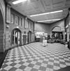 Interieur overzicht stationshal. Links- ingang station. Rechts- bloemenwinkel - Weert - 20326123 - RCE -  N.S. Station: Interieur overzicht stationshal. Links: ingang station. Rechts: bloemenwinkel 