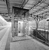 Exterieur perron, moderne glazen lift bij de trappartij - Weert - 20326099 - RCE -  N.S. Station: Exterieur perron, moderne glazen lift bij de trappartij 