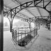 Exterieur perron, hekwerk met ventilatiegat naar verkeerstunnel onder de sporen - Weert - 20326098 - RCE -  N.S. Station: Exterieur perron, hekwerk met ventilatiegat naar verkeerstunnel onder de sporen 