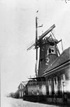 Overzicht molen met huizen rondom - Wijk en Aalburg - 20003183 - RCE -  De Twee Gebroeders: Overzicht molen met huizen rondom 