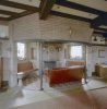 Interieur jachtkamer, overzicht open haard