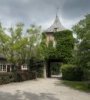 Overzicht van de bebouwing van de voorburcht met de poort van het kasteel, gezien vanaf het binnenterrein