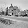 Overzicht voorgevel en rechter zijgevel, raadhuis - Bergeijk - 20347985 - RCE -  Raadhuis: Overzicht voorgevel en rechter zijgevel, raadhuis (opmerking: Gefotografeerd voor Monumenten In Nederland Noord-Brabant) 