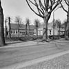 Overzicht voorgevel met schoolplein - Riethoven - 20348023 - RCE -  Schoolgebouw: Overzicht voorgevel met schoolplein (opmerking: Gefotografeerd voor Monumenten In Nederland Noord-Brabant) 