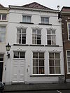 Huis met gepleisterde lijstgevels, vensters met kuiven van stuc schilddak