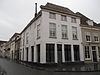 Huis op de hoek van de potterstraat, met lijstgevel, kroonlijst op klossen en schilddak