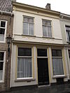 Huis met schilddak en gepleisterde lijstgevel