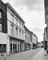 Exterieur overzicht voorgevel met straatbeeld - Bergen op Zoom - 20324571 - RCE -  Hotel De Gouden Leeuw: Exterieur overzicht voorgevel met straatbeeld 