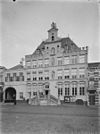 Overzicht voorgevel - Bergen op Zoom - 20032350 - RCE -  Stadhuis: Overzicht voorgevel (opmerking: In: Buiten ; 16(1922), nr. 33, p. 389) 