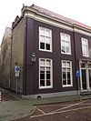Huis waarvan de gevel vlakke hoekuitmetselingen vertoont