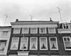 Huis met eenvoudige empire lijstgevel in schoon werk, kroonlijst met triglyphen en druppen zoals ook in de kroonlijst van de ingang die door geblokte pilasters geflankeerd wordt