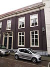Huis waarvan de gevel vlakke hoekuitmetselingen vertoont
