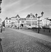 Overzicht voorgevel stadhuis met poortgebouw en buurpanden - Bergen op Zoom - 20346278 - RCE -  Stadhuis: Overzicht voorgevel stadhuis met poortgebouw en buurpanden (opmerking: Gefotografeerd voor Monumenten In Nederland Noord-Brabant, bladzijde 78) 
