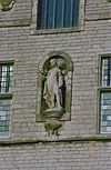 Exterieur beeld van M. Andriessen, voorstellende Prudentia (voorzichtigheid) - Bergen op Zoom - 20324262 - RCE -  Stadhuis: Exterieur beeld van M. Andriessen, voorstellende Prudentia (voorzichtigheid) 