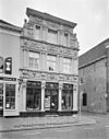 Overzicht zandstenen voorgevel met gevelstenen - Bergen op Zoom - 20346300 - RCE -  London: Overzicht zandstenen voorgevel met gevelstenen (opmerking: Gefotografeerd voor Monumenten In Nederland Noord-Brabant, bladzijde 85) 