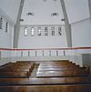 Interieur kerkbanken met gebrandschilderde ramen - Bergen op Zoom - 20324336 - RCE -  Gereformeerde Kerk: Interieur kerkbanken met gebrandschilderde ramen 