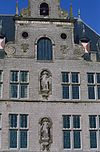 Exterieur topgevel met beeld van M. Andriessen voorstellende Prudentia (voorzichtigheid) - Bergen op Zoom - 20324261 - RCE -  Stadhuis: Exterieur topgevel met beeld van M. Andriessen voorstellende Prudentia (voorzichtigheid) 