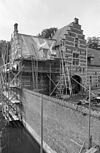Exterieur VOORBURCHT, BINNENZIJDE ZUIDVLEUGEL MET (RECHTS) POORTGEBOUW - Heeswijk - 20267896 - RCE -  Kasteel Heeswijk: Exterieur VOORBURCHT, BINNENZIJDE ZUIDVLEUGEL MET (RECHTS) POORTGEBOUW 