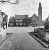Overzicht van de linker zijgevel van de pastorie en zicht op de westgevel van de kerk met kerktoren - Boekel - 20329237 - RCE -  Pastorie Van De Sint Agathakerk: Overzicht van de linker zijgevel van de pastorie en zicht op de westgevel van de kerk met kerktoren 