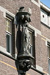 Boxtel - St. Ursula klooster - Beeld St. Ursula -  Het beeld bevindt zich hoog boven de hoofdingang