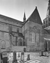 Gedeelte noordgevel met transept en enkele graven - Boxtel - 20329445 - RCE -  Sint Petruskerk: Gedeelte noordgevel met transept en enkele graven 
