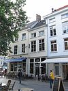 Hoekpand Grote Markt, met gepleisterde lijstgevel