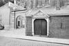 Overzicht met poort naar begijnhof - Breda - 20040528 - RCE -  Waalse Kerk: overzicht met poort naar begijnhof 